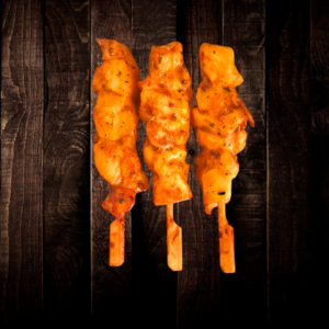 Voorgegaarde kipspies